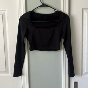 Black scoop neck long sleeve crop top